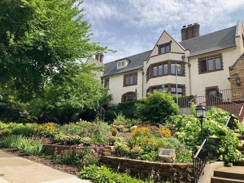 Studio apt in this house - 1915 Logan Ave S