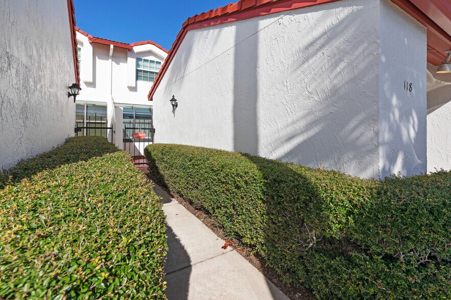 Building Photo - 118 Florida Shores Blvd