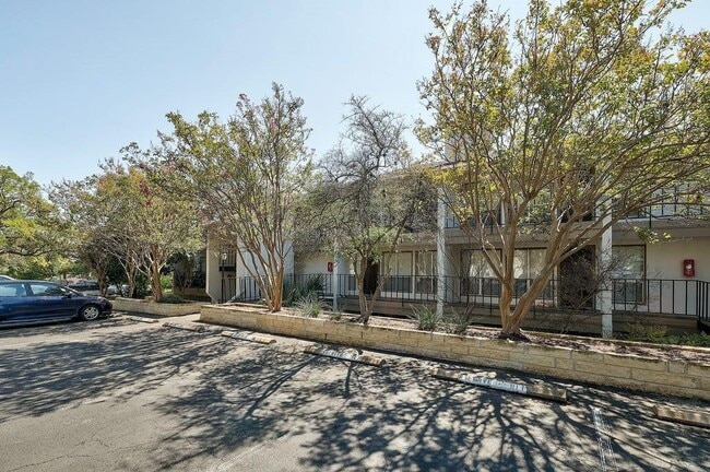 Building Photo - 6910 Hart Ln