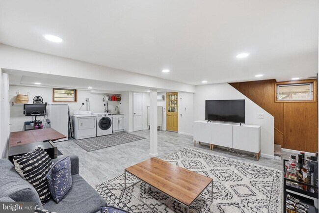 Building Photo - 8007 Wildwood Dr