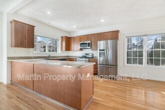 Building Photo - 2 Blue Jay Cir