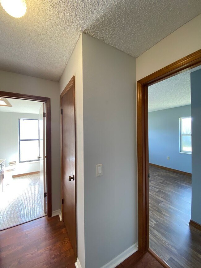 Building Photo - REDUCED RENT!!! Catch it while you can Cedar Hills - Desirable SE neighborhood 3/2/2