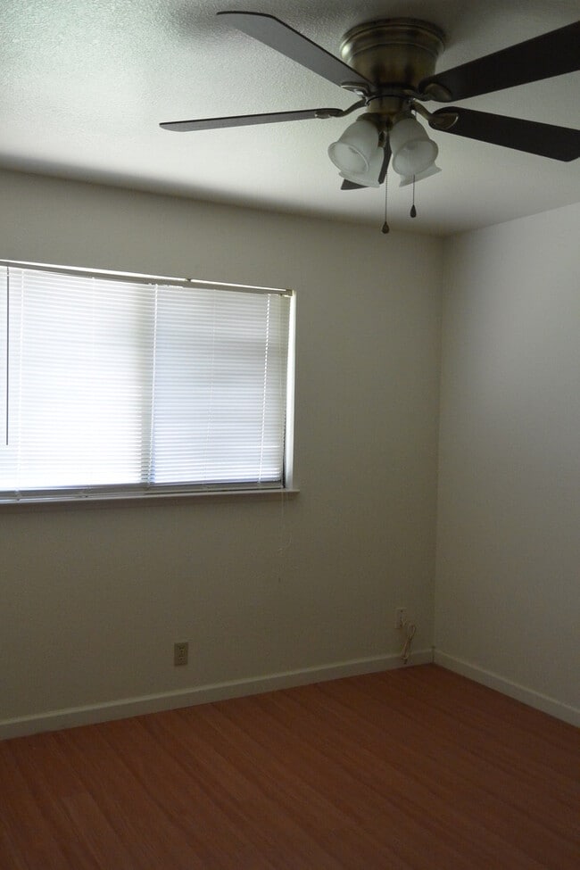 Building Photo - Nice home in Northwest Tulare neighborhood near schools