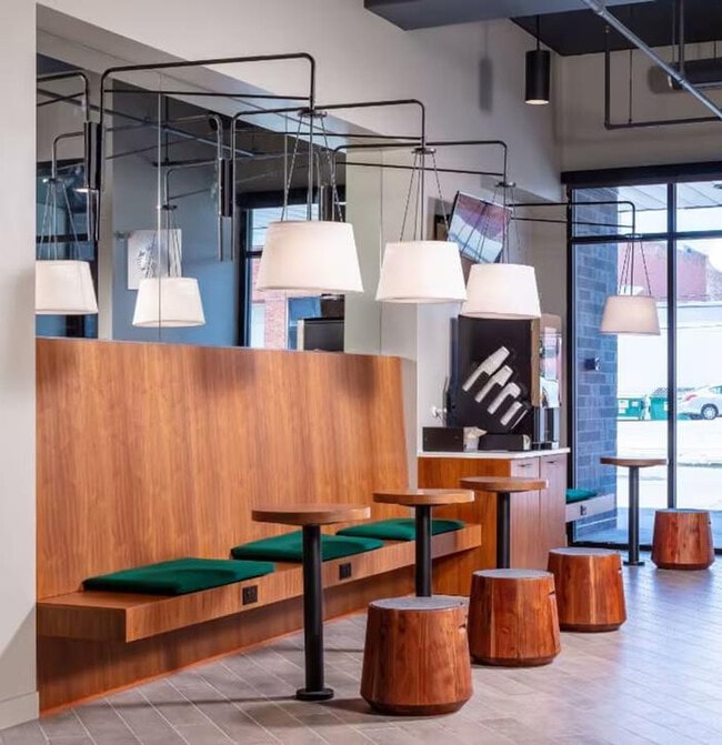 Building Photo - 1400 E Walnut St