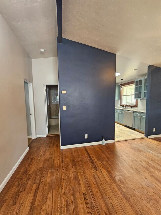 Building Photo - 352 Bonito Ave