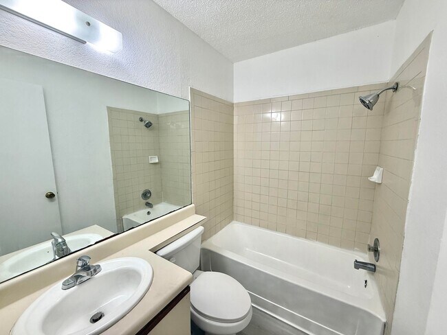 Building Photo - 403 Country Aire Dr