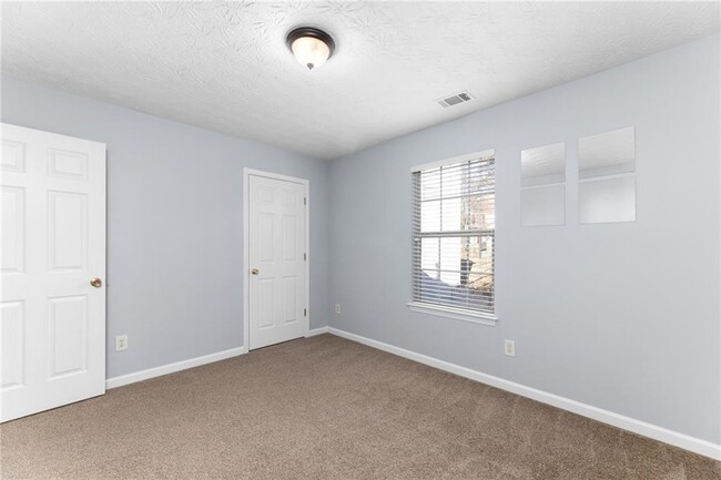 Building Photo - 400 Spring Head Dr SE