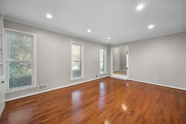 Building Photo - 3405 Hillvale Rd