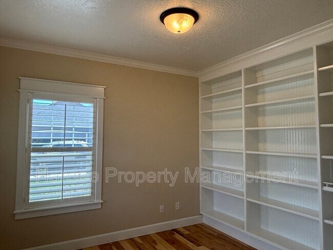 Building Photo - 573 E Halpin Dr