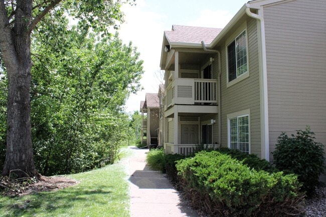 Building Photo - Charming Ground-Level Condo with Scenic Vi...