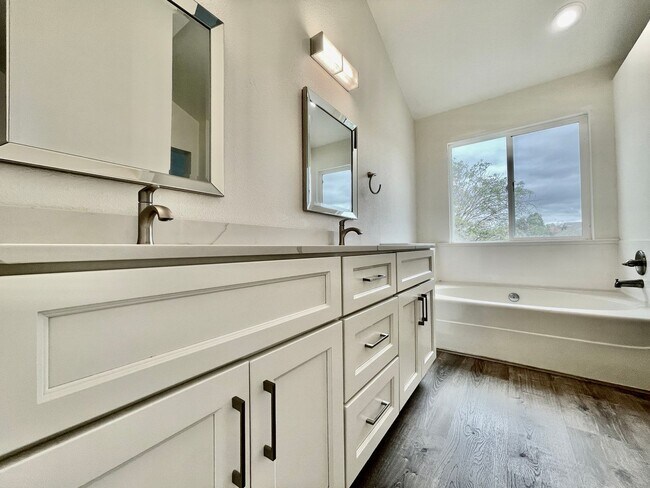 Building Photo - 2821 Bellflower Dr