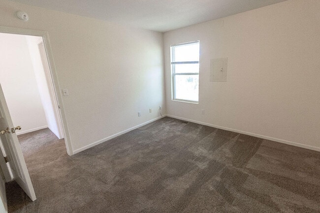 Building Photo - 430 NE Park Ln