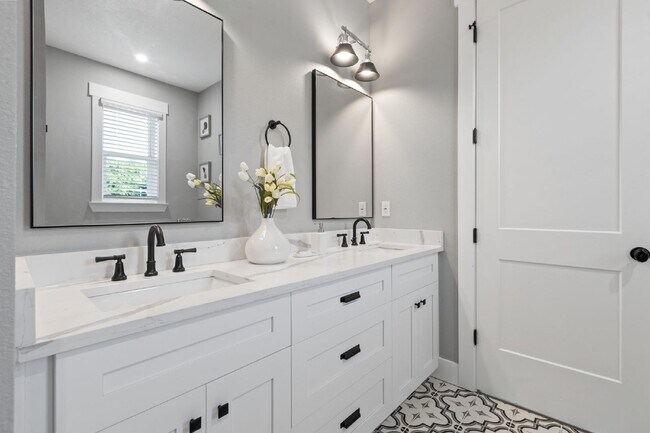 Building Photo - Charming Tampa Rental - Perfectly Located ...