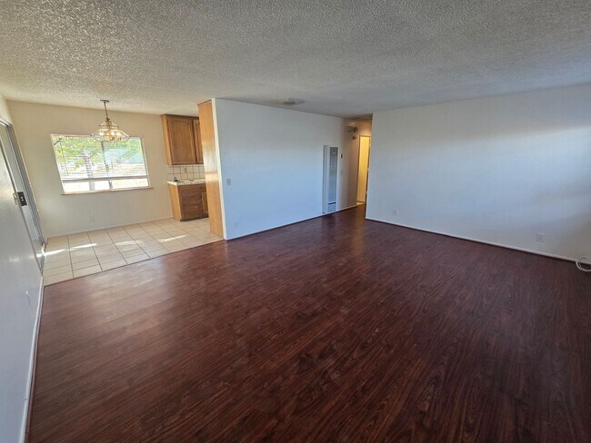 Building Photo - Quiet neighborhood and great views!