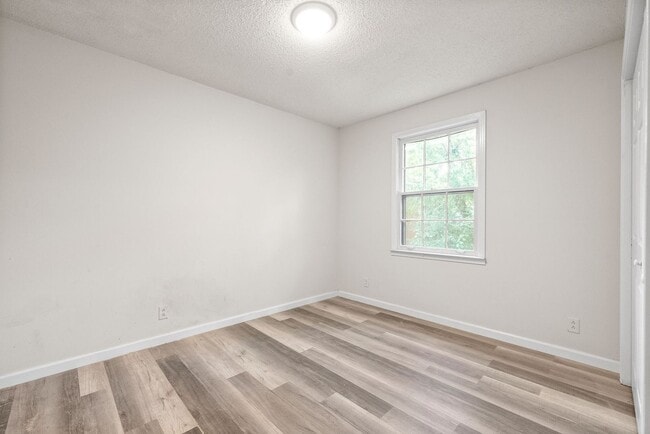 Building Photo - 2 Bedroom Pet Friendly Home For Rent!