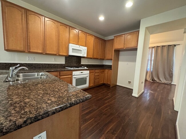 Building Photo - Gorgeous 4 Bedroom Home! Close to Great Schools & Parks