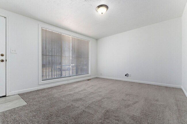 Building Photo - 443 Dorothea Way