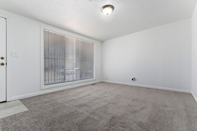 Building Photo - Updated 6 bedroom home is a must see!!