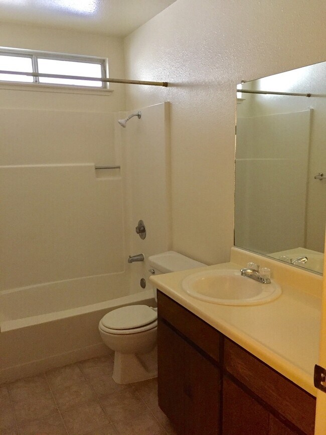 Building Photo - Rare find home with 2-Car Garage, Fenced Yard, with Convenient Location!