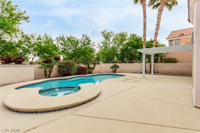 Building Photo - 2412 Shady Vista Dr
