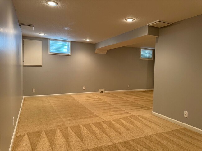 Building Photo - {12009} Available Immediately + Finished Lower Level + Olathe Schools