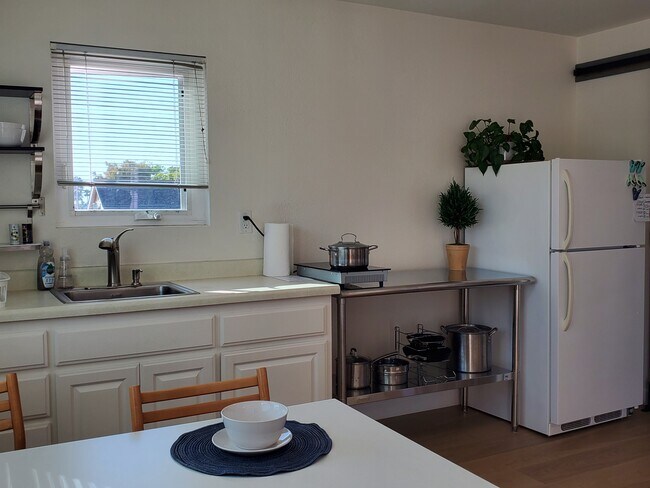 Dining & Kitchenette area - 301 N Francisca Ave