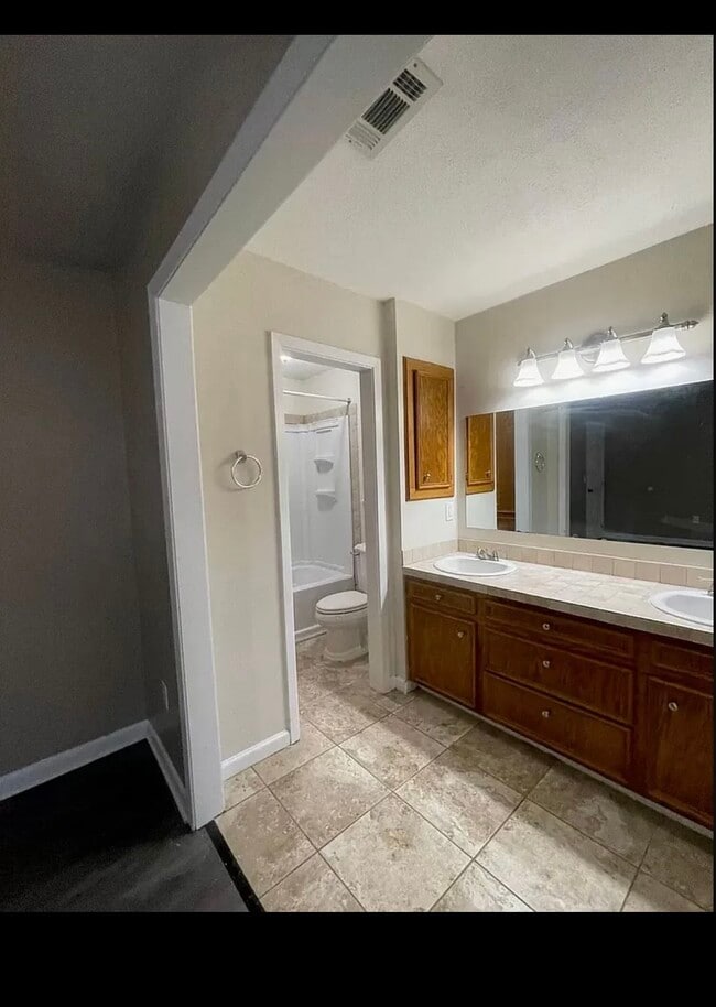 Building Photo - 233 Pecan Creek Dr