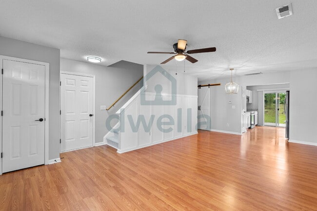 Building Photo - "Charming 3-Bedroom Retreat with 2.5 Baths...