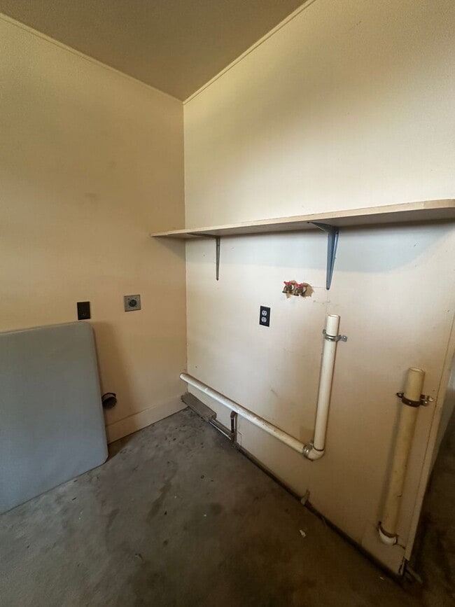 Building Photo - 16881 Beau-Kay Dr