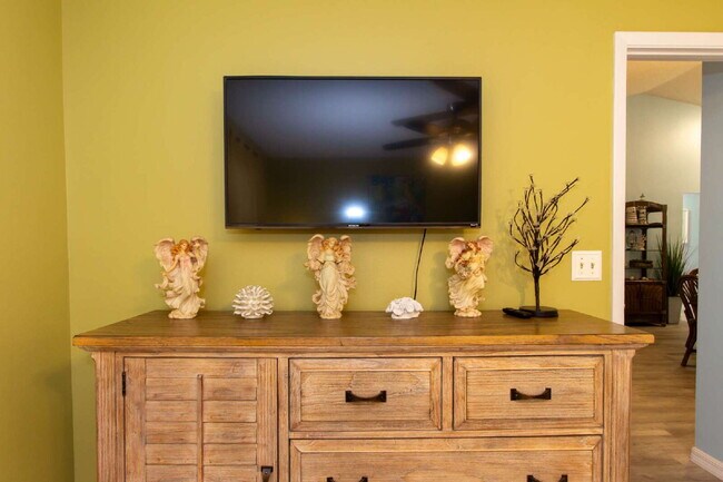 Building Photo - This tasteful decorated home features 3 be...