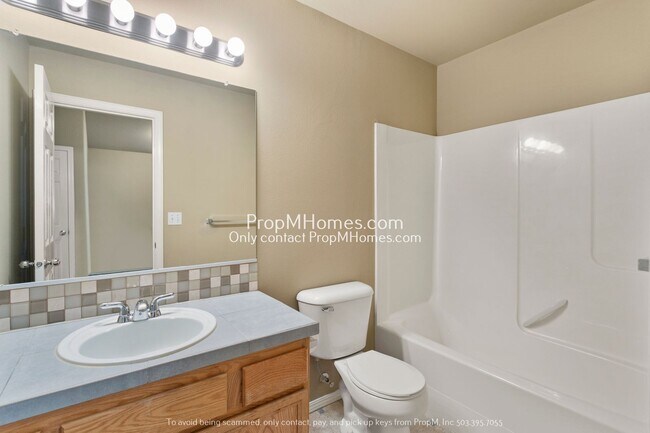 Building Photo - Cozy 3 Bedroom Home Close to Nike & Intel!