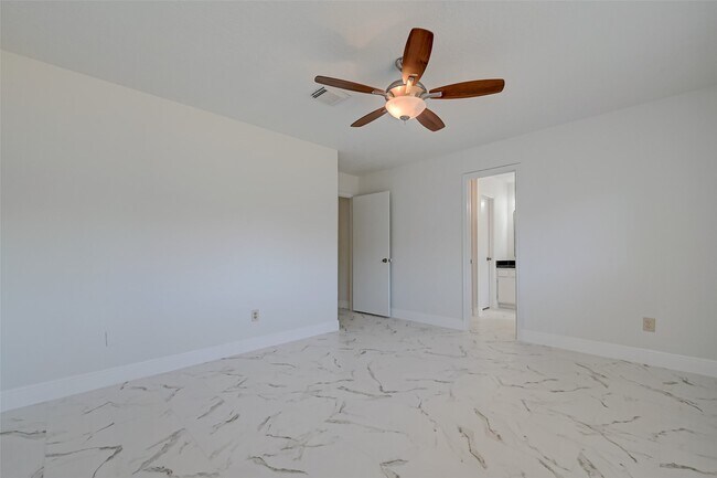 Building Photo - 16015 Surrey Woods Dr