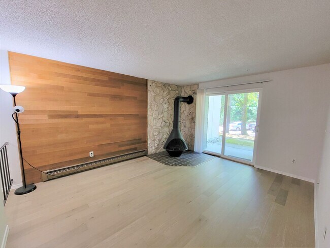 Building Photo - 1BD/1BA Bellevue Highlands Condo $1795