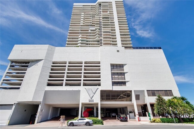 Building Photo - 555 NE 15th St