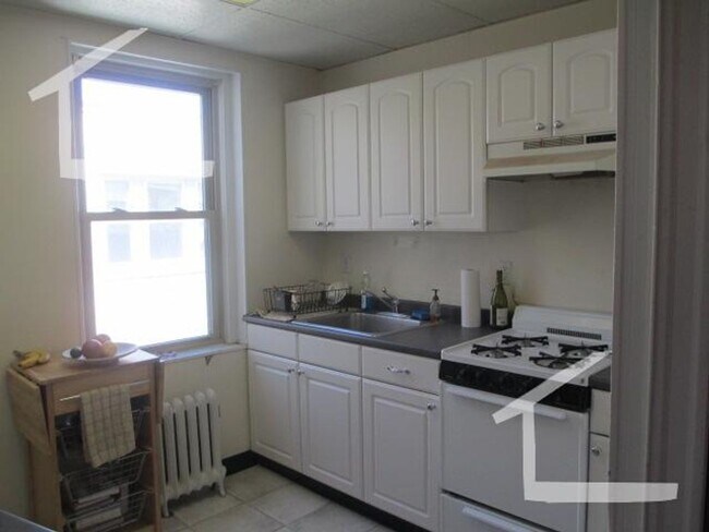 Building Photo - 264 Kelton St
