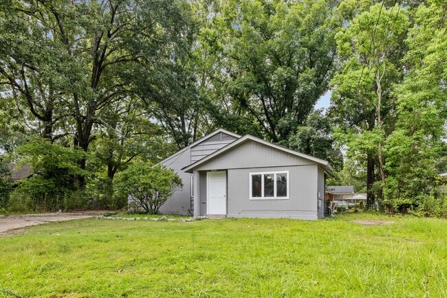 Building Photo - Charming 4 Bedroom, 2 Bathroom house