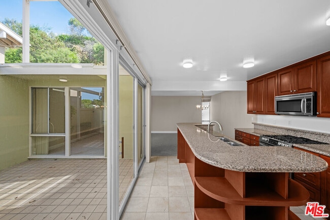 Building Photo - 4118 Del Mar Ave