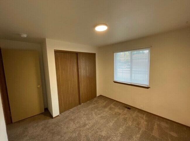 Building Photo - 2 bed 1 bath Duplex (corner lot)