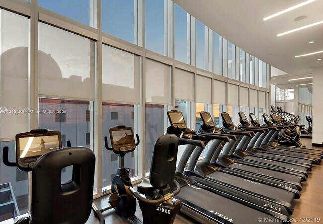 Building Photo - 851 NE 1st Ave