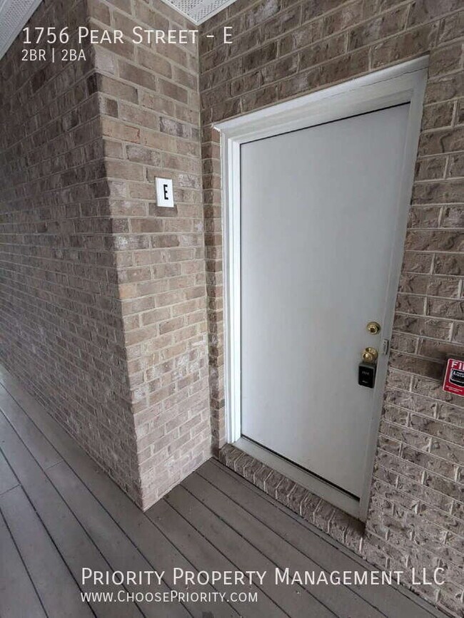 Building Photo - 1756 Pear St