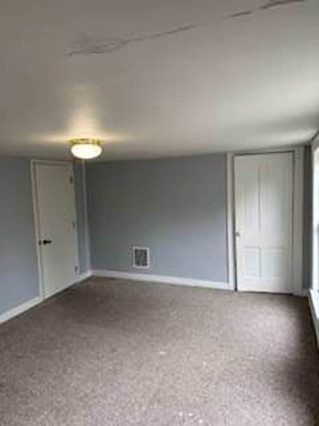 Building Photo - 3 Bedroom / 1 Bathroom Private Fenced Yard...