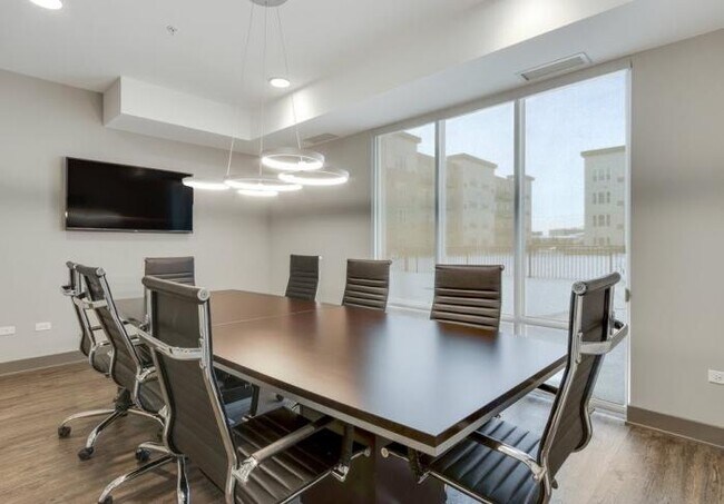 Building Photo - 2 bedroom in OAKBOOK TERRACE IL 60181