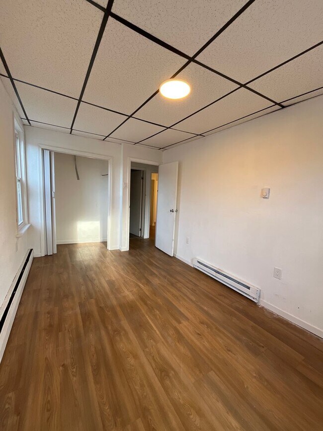 Building Photo - 485 S Walnut St