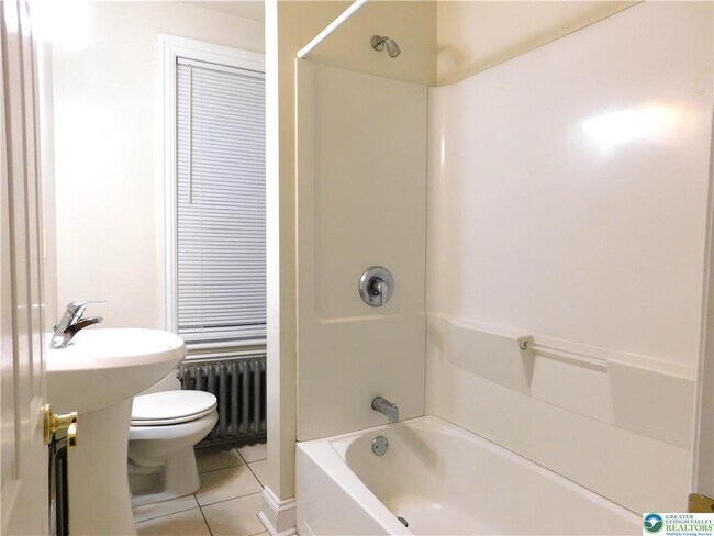 Building Photo - 826 Main St