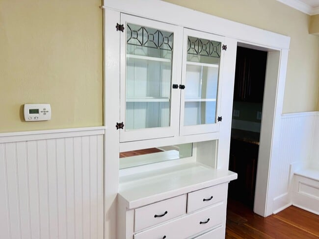 Building Photo - Craftsman Beauty Tucked into Mt.Scott-Arleta