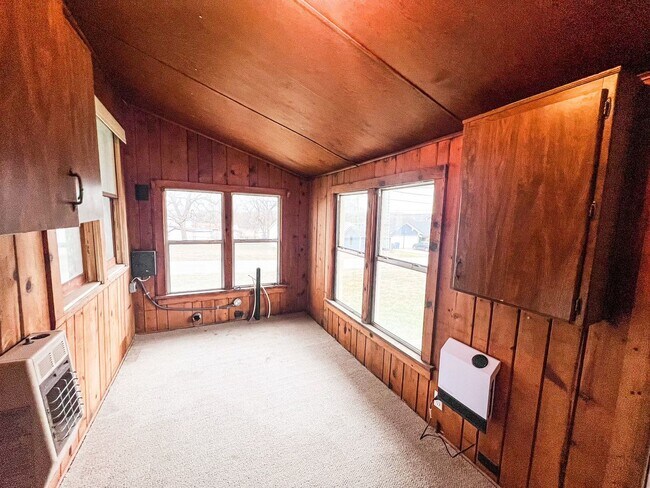 Building Photo - Charming 2 Bed, 1 Bath Home with Modern Kitchen
