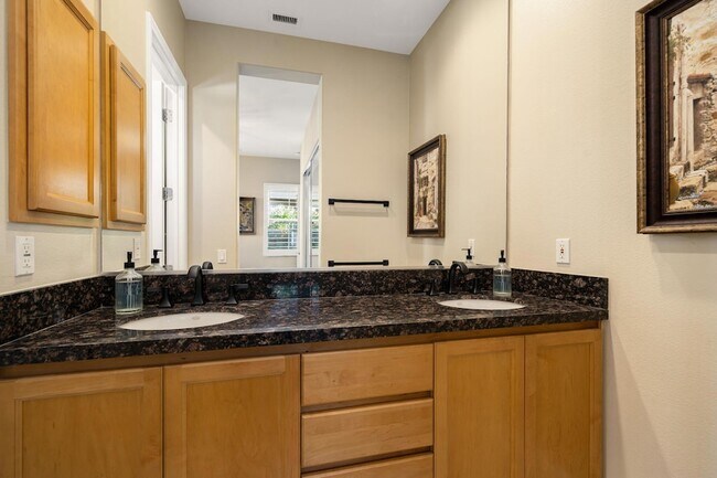 Building Photo - 96 Vía Bella