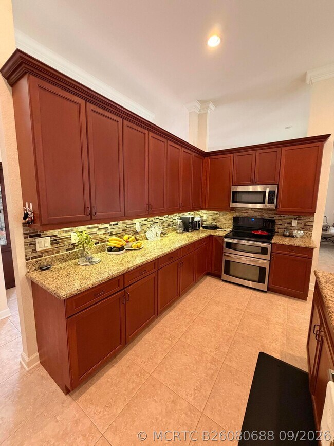 Building Photo - 403 NW Lyndhurst Ct