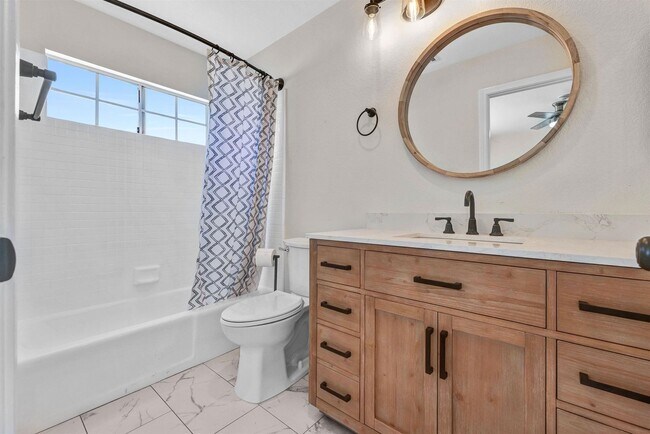 Building Photo - Stunning Remodeled Townhome in Prime Locat...