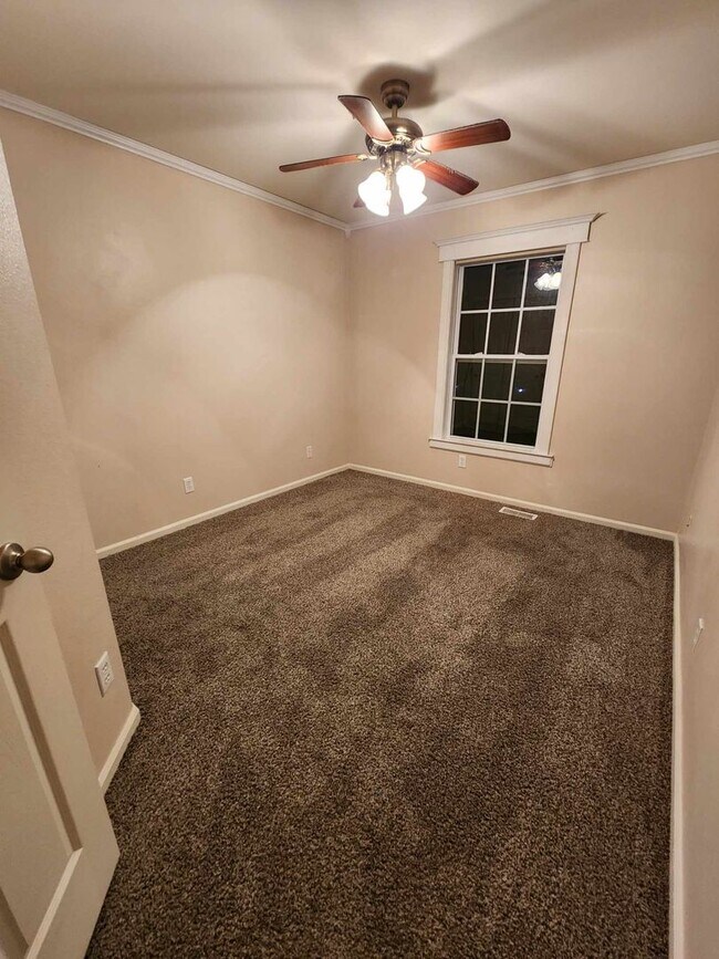 Building Photo - Spacious Three Bedroom!